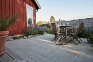 juli r perfekt f r att anl gga en sval och l ttsk tt uteplats i sten inf r sensommarens l nga kv llar